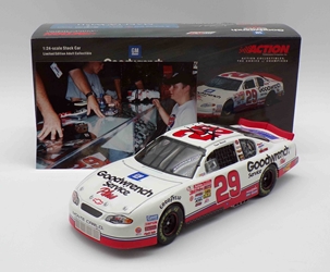 ** With Picture of Driver Autographing Diecast ** Kevin Harvick Autographed 2001 GM Goodwrench / Make A Wish 1:24 Nascar Diecast ** With Picture of Driver Autographing Diecast ** Kevin Harvick Autographed 2001 GM Goodwrench / Make A Wish 1:24 Nascar Diecast 